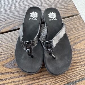 Yellow Box Black Felena Flip Flop Sandals Size 6.5